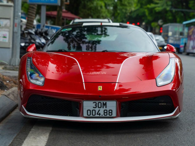 Cận cảnh siêu xe Ferrari 488 GTB "dạo chơi" trên phố xehay ferrari 488 231025 1.jpg