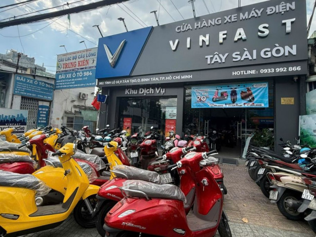 Chi chục tỷ đồng mở 2 đại lý xe máy điện VinFast, chủ đầu tư chia sẻ: Thị trường đang ở thời điểm vàng xehay dai ly xe may vf 221025 2.jpg