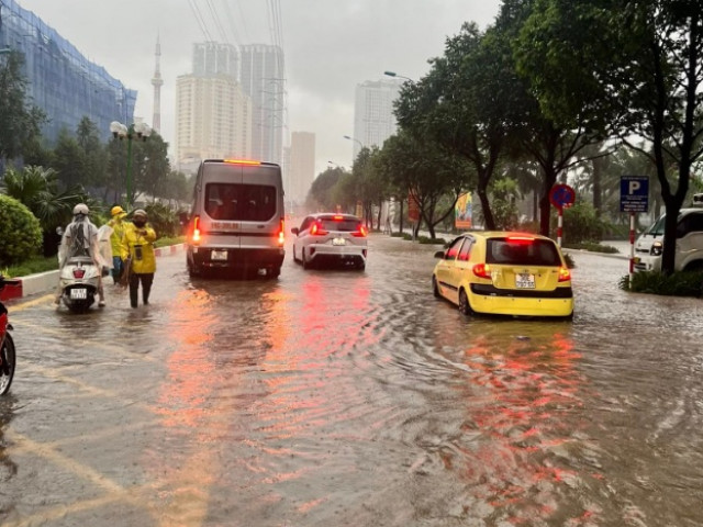 Cách xử lý khi ô tô bị mắc kẹt trong vùng ngập nước xehay oto ngap 260825 2.jpg