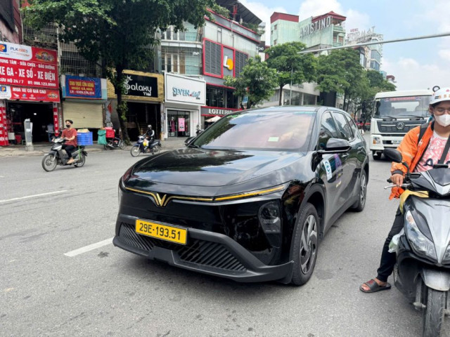 Tài xế Hà Nội tiết kiệm cả trăm triệu đồng mỗi năm nhờ chuyển sang VinFast Limo Green xehay vf green 221025 1.jpg