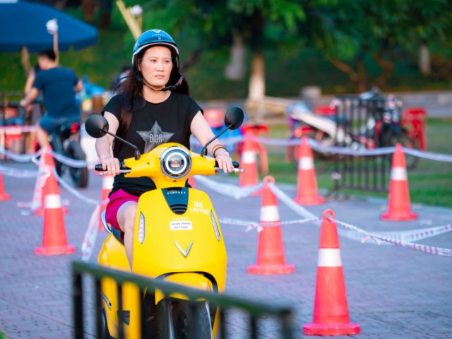 Người dân ba miền hào hứng với “Ngày hội Thu xăng đổi điện” của VinFast xehay vf thu xang doi dien 131025 1.jpg