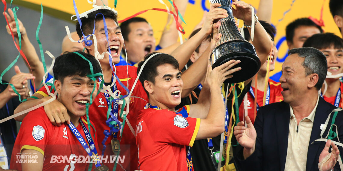 ba thu linh cua hlv kim sang sik.jpg