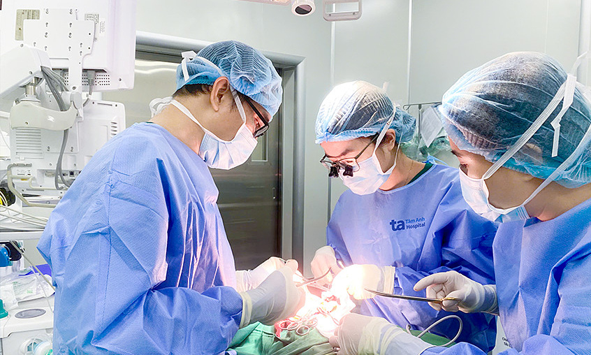 Mổ triệt căn ung thư da kết hợp tạo hình mũi bs huan va bs khanh phau thuat 2698 4857 1764206407.jpg