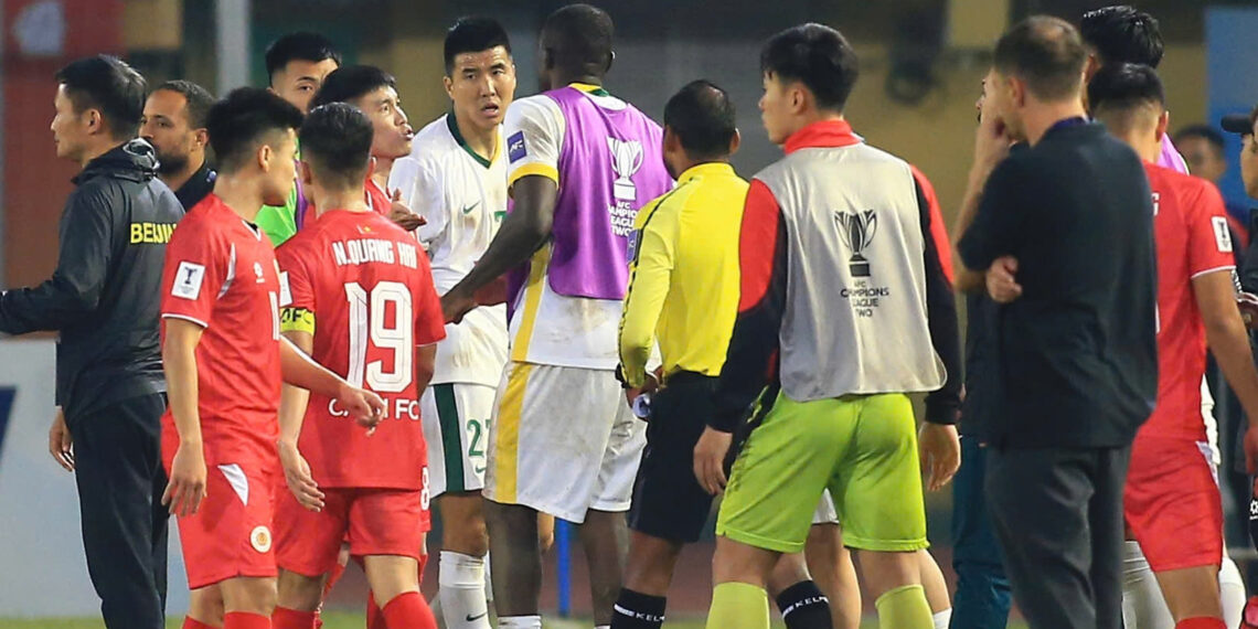 cau thu cahn va bac kinh quoc an lai xo xat sau an phat 3206.jpg