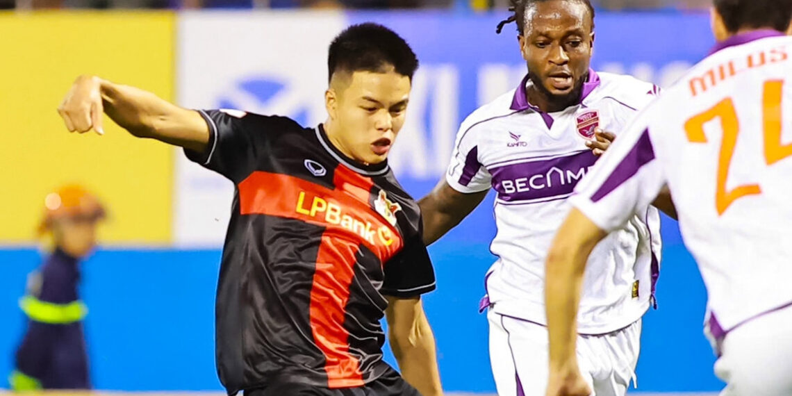 cau thu viet kieu nhap vien hlv ninh binh buc xuc 1887.jpg