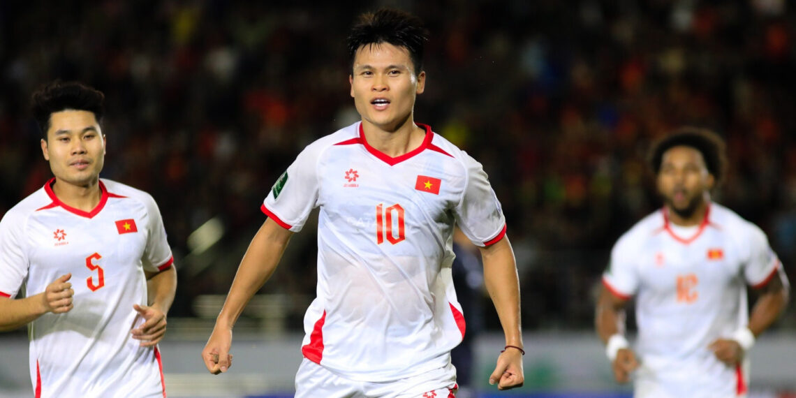 chia tay tuyen viet nam hlv kim sang sik di san vang sea games 33 2462.jpg