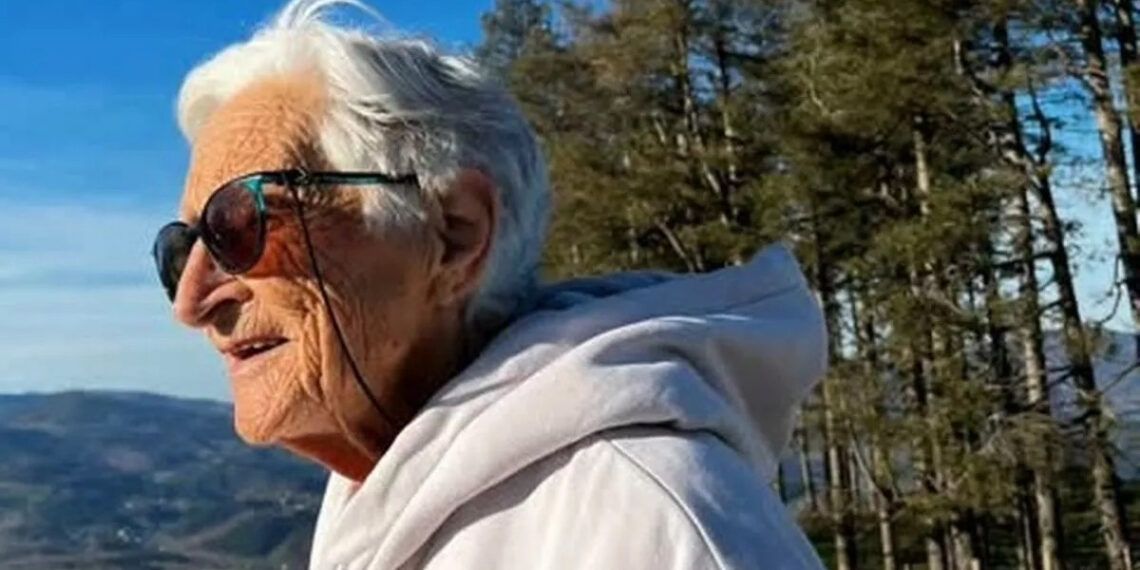 cu ba 101 tuoi tin minh song tho nho 2 loai thuc an 2594.jpg