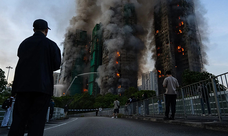 Sống sót trong thảm kịch cháy chung cư Hong Kong nhờ khăn ướt dam chay1 1764219527 8484 1764 2416 2571 1764227764.jpg