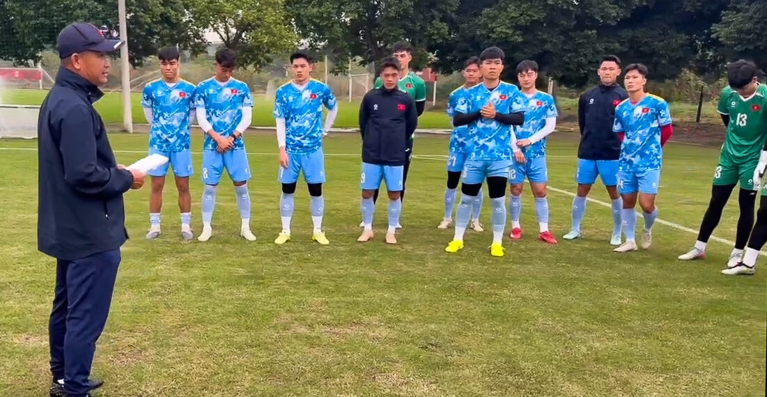 dinh bac viktor le phai tap rieng truoc tran gap u22 trung quoc 2182.jpg