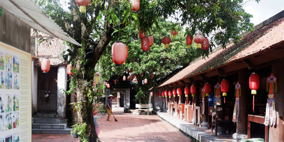 doc dao ngoi chua xe duyen cach ha noi hon 100km niu chan khach thap phuong 2232.jpg