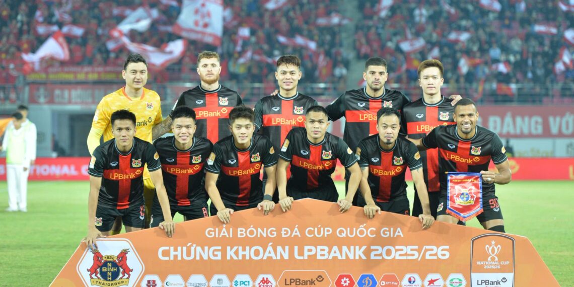 doi hinh clb ninh binh 2311225617.jpg