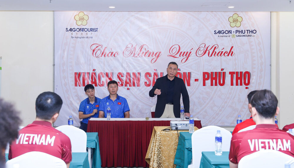 dt viet nam duoc tiep them dong luc truoc tran gap lao.jpg