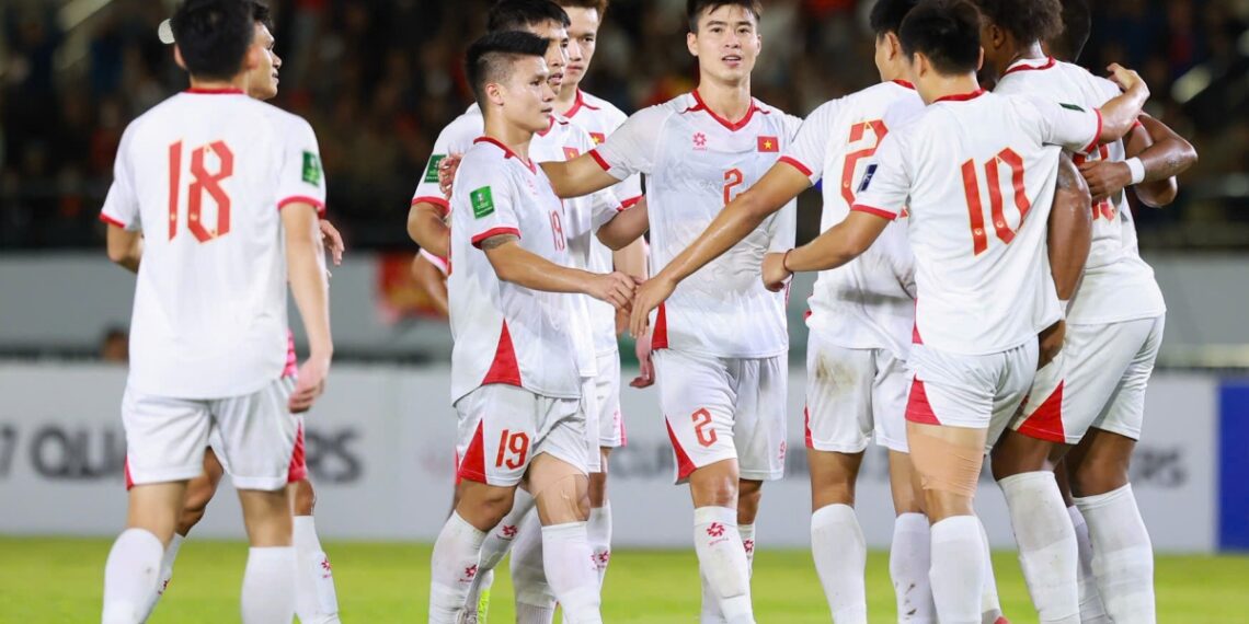 dt viet nam ngoi im van thang hang fifa.jpg