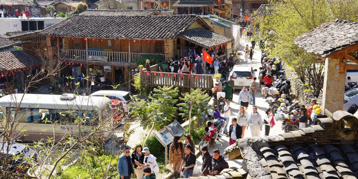 du khach dong nghit tai lo lo chai xep hang ca tieng de chup anh ngay cuoi tuan 1416.jpg