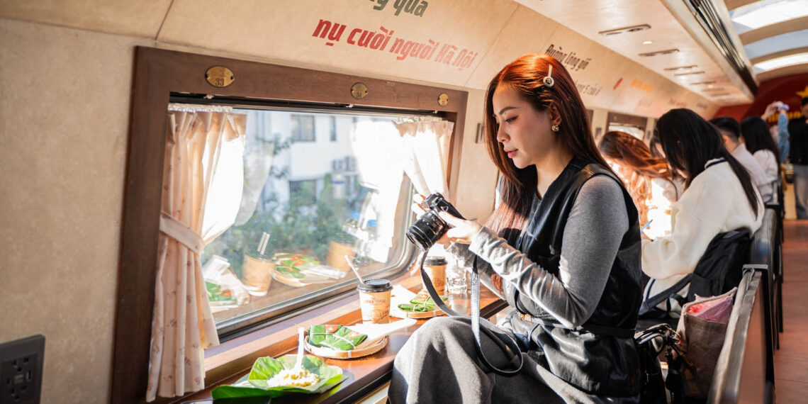 du khach thich thu trai nghiem chup anh moi tay tren chuyen tau ha noi bac ninh 3993.jpg