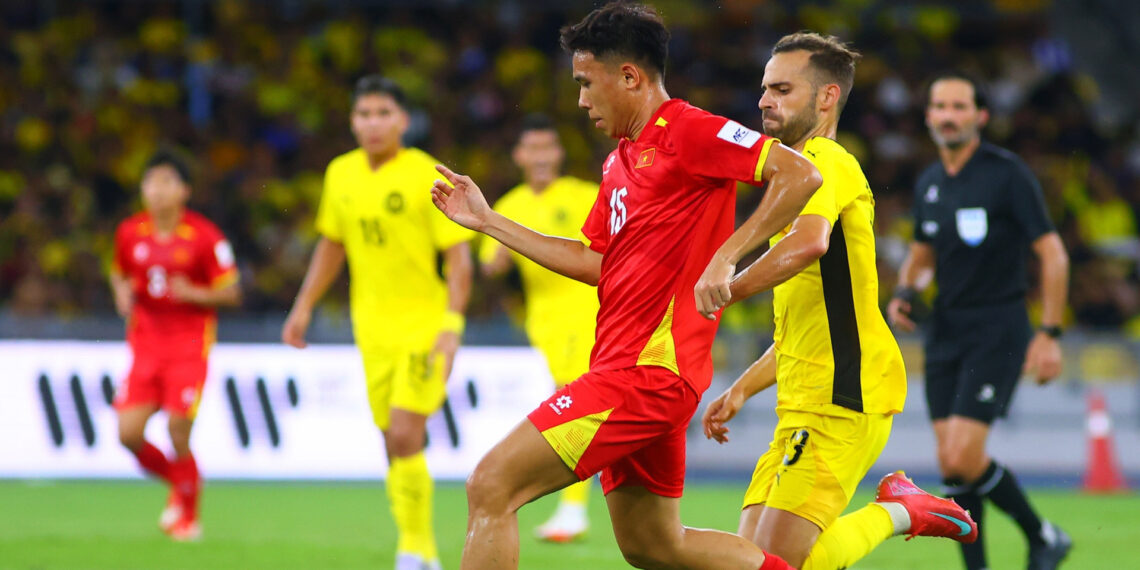 fifa phat fam bong den moi bao phu tuyen malaysia 1297.jpg