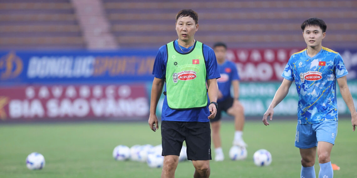 hai long bao tin khong vui voi hlv kim sang sik 2825.jpg