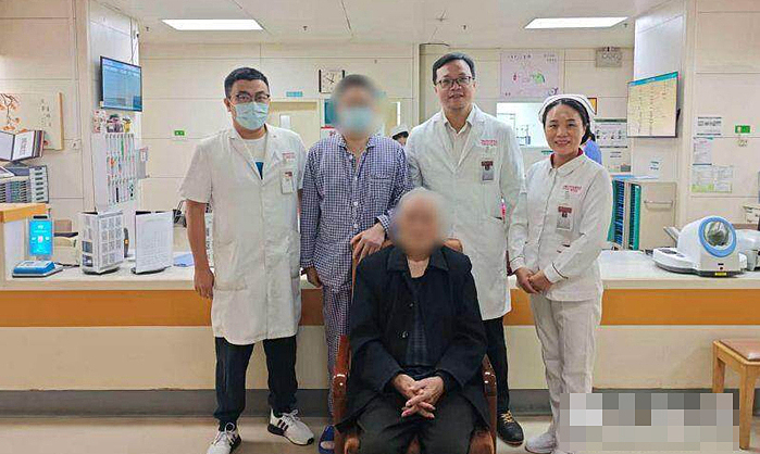 Ca hiến thận 'có một không hai' của cụ ông 80 tuổi cho con trai hien tang 1762418208 176241831 9679 2383 1762418791.jpg