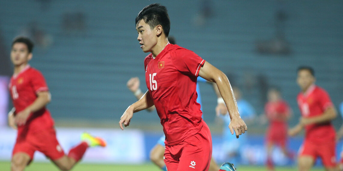 hlv cahn bao tin cuc vui ve dinh bac voi u22 viet nam 3230.jpg