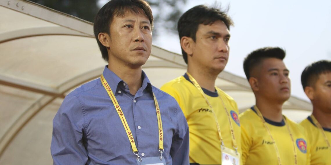 hlv nguyen thanh cong khi con dan dat sai gon fc nam 2019 2402220711.jpg