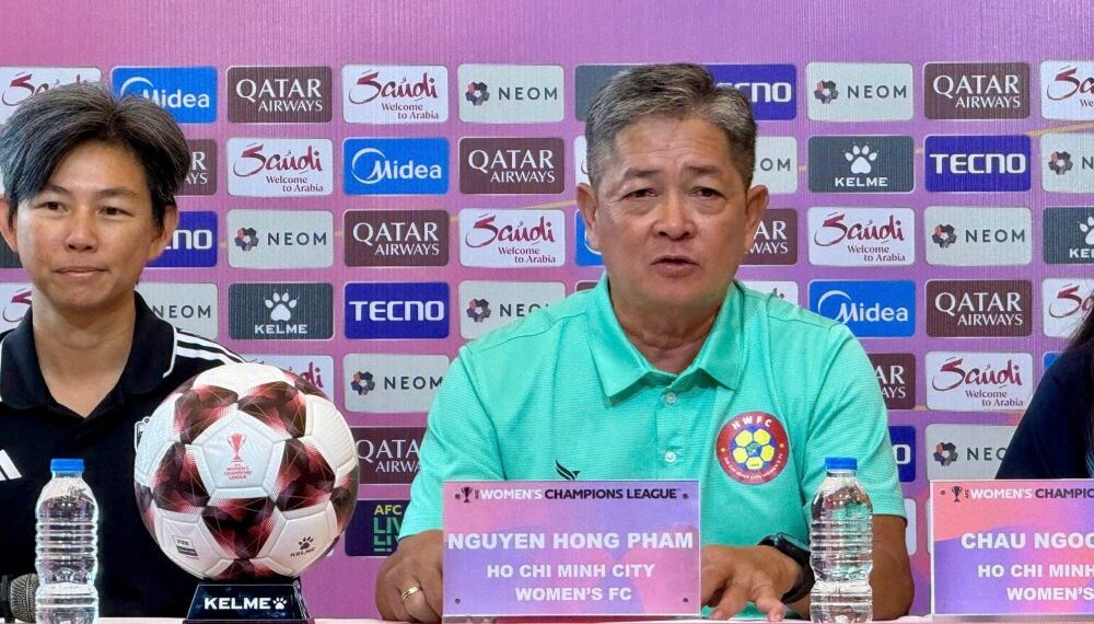 hlv nguyen hong pham muon clb nu tphcm da het minh truoc doi bong uc.jpg