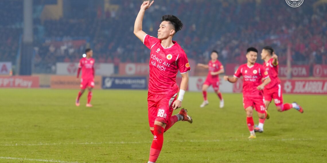 hlv polking bao tin vui ve dinh bac cho hlv kim sang sik.jpg