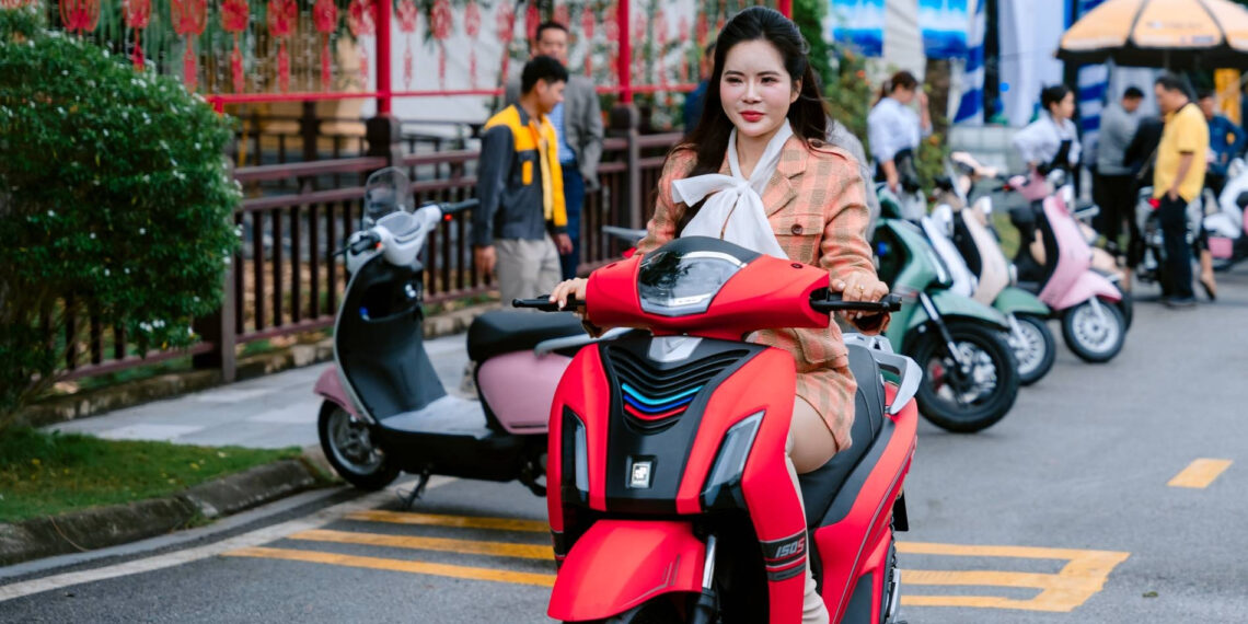 hoi cho mua thu xuat hien mau xe may dien viet canh tranh voi vinfast yadea 2656.jpg