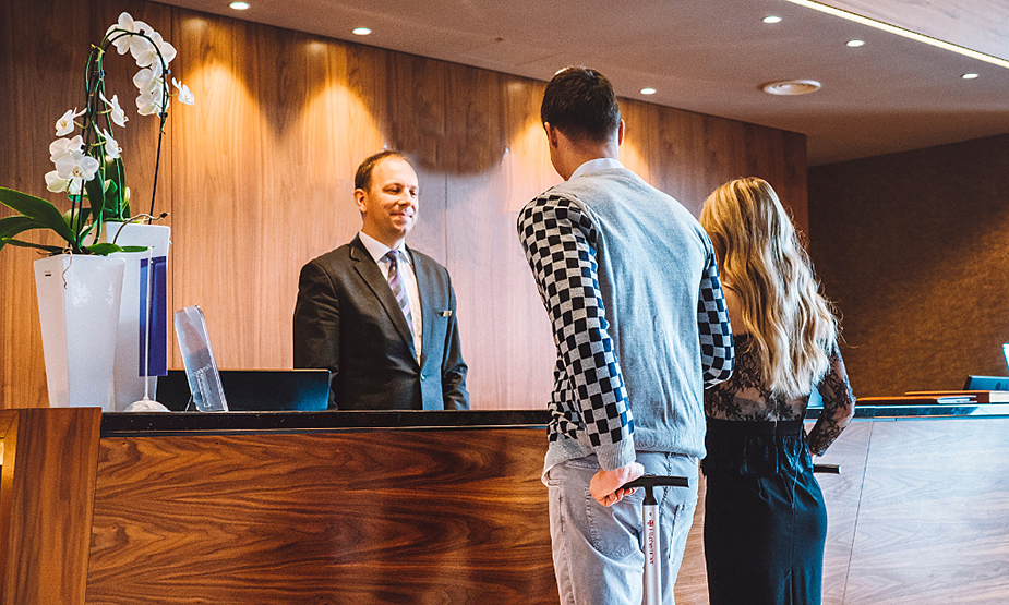 Đã trả hết tiền, có giữ được phòng khách sạn nếu đến muộn? ks1 1762918993 1762919148 3420 1762920198.jpg