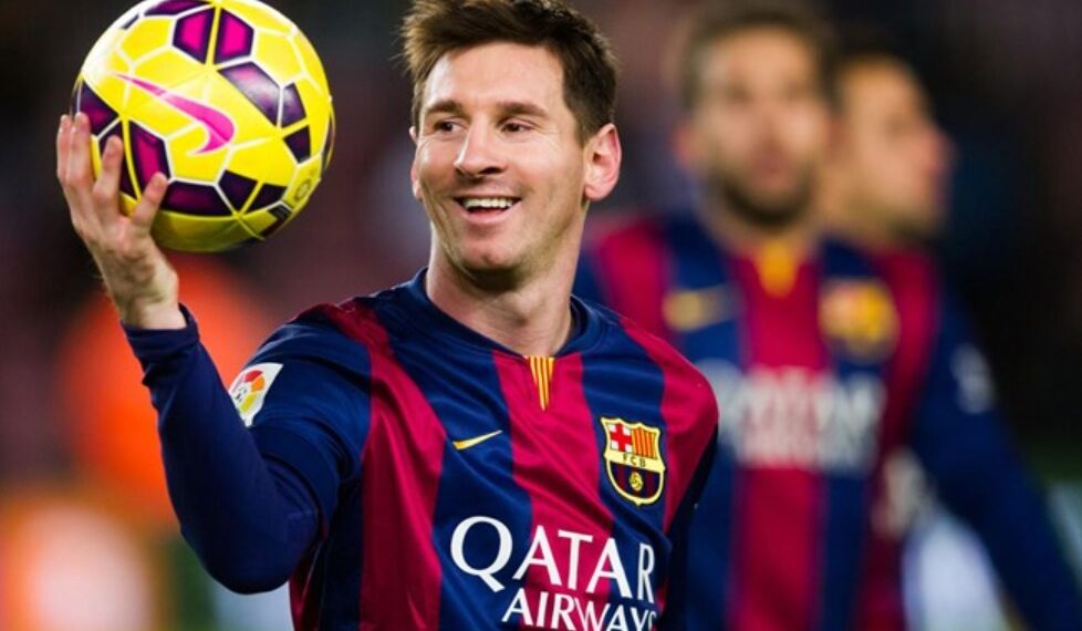lionel messi duoc dung tuong tai camp nou 1411070816.jpg