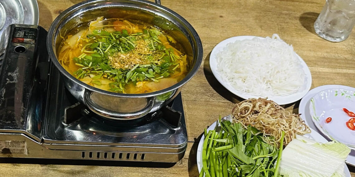 nguoi dan ong tang vot huyet ap vi thoi quen nhung rau khi an lau 1032.jpg