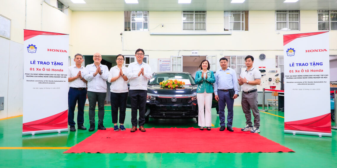 ong shinsuke horiuchi pho tong giam doc cong ty honda viet nam trao tang xe cho truong cao d jpg.14213.jpeg