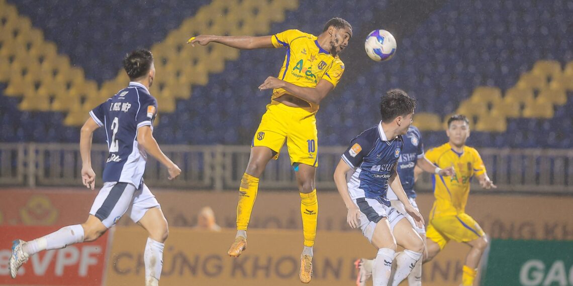 HLV SLNA trách học trò mất kiểm soát dẫn đến thẻ đỏ reon dale moore 1711112057.jpg