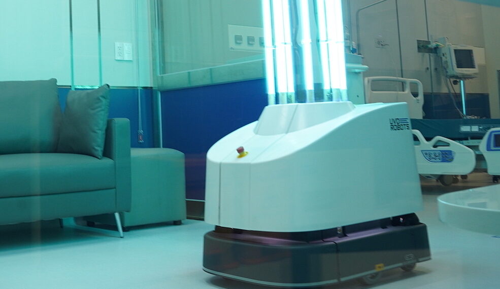 Chợ Rẫy dùng robot khử khuẩn phòng mổ robot khu khua n jpg 176330354 8058 8520 1763304055.jpg