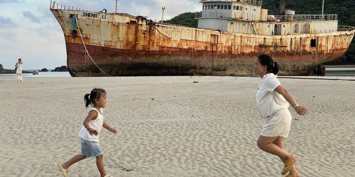 Tàu 'ma' Sheng Li rời Côn Đảo, du khách tiếc nuối điểm check-in gây sốt một thời tau ma sheng li roi con dao du khach tiec nuoi diem check in gay sot mot thoi 109.jpg
