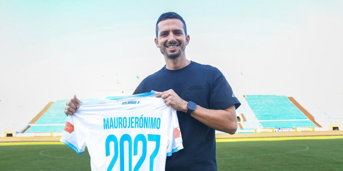 thay ngoai dan dat xuan son o clb nam dinh 2110.jpg