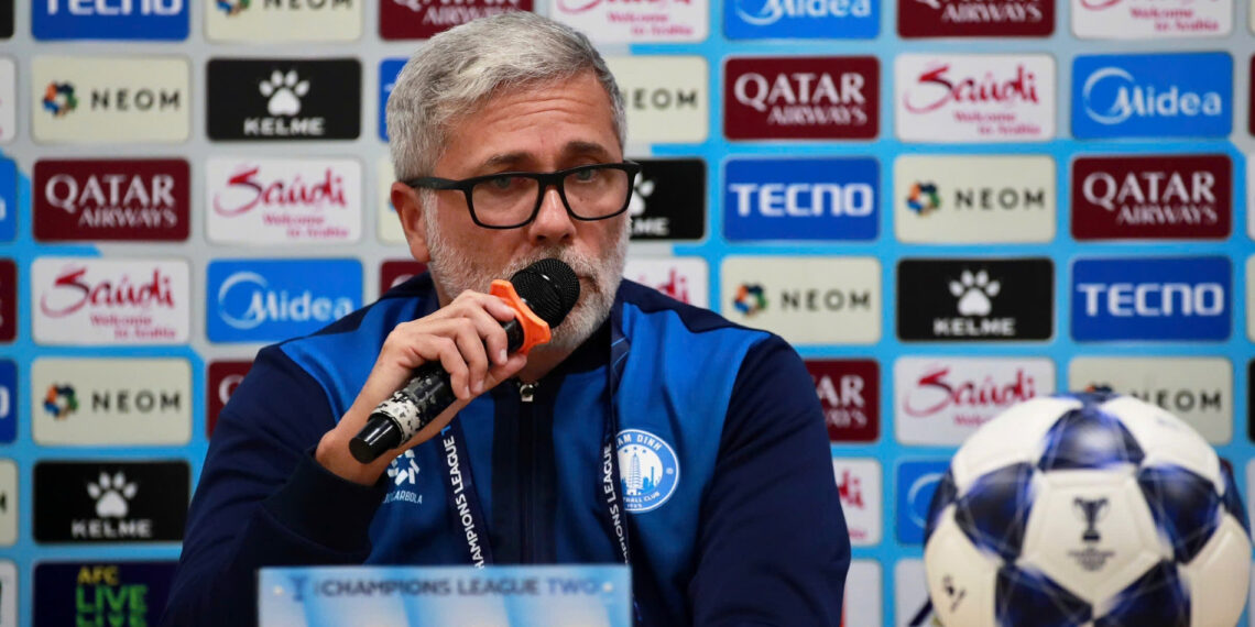 thay ngoai tuyen bo nam dinh choi tot truoc gamba osaka 2441.jpg