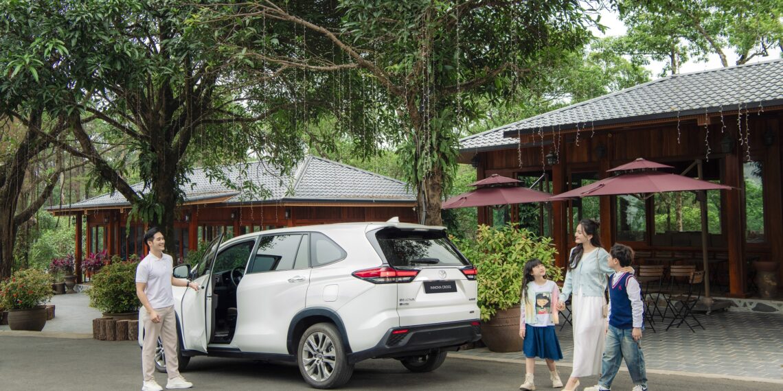 Toyota Innova Cross HEV - “Ngôi sao” hybrid bán chạy nhất Việt Nam, tâm điểm của chuỗi lái thử Hybrid Electric tháng này toyota innova cross family 2 jpg.14015.jpeg