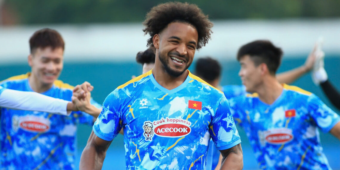 Tuyển Việt Nam: Lần đầu đủ quân số, Xuân Son khiến đồng đội mê tít tuyen viet nam lan dau du quan so xuan son khien dong doi me tit 2307.jpg