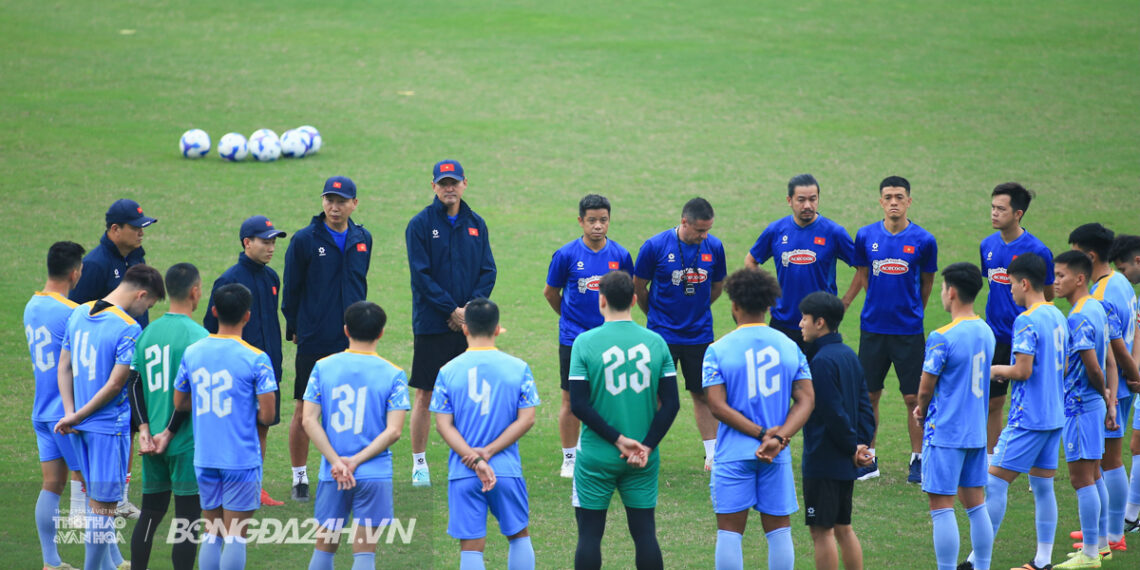 tuyen viet nam thieu nhieu tru cot hlv kim sang sik tranh bong voi xuan son.jpg