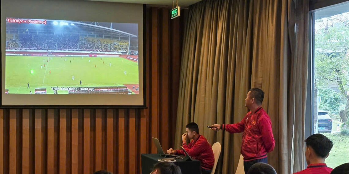 u22 viet nam len ke sach dau u22 uzbekistan 1661.jpg