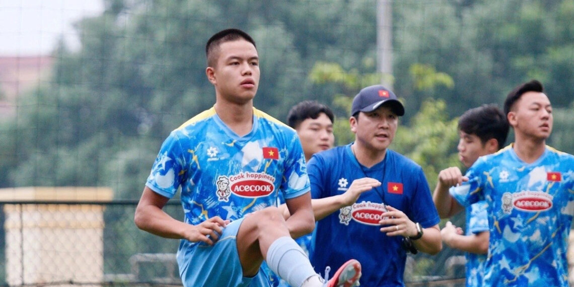 u22 viet nam vi dau hlv kim sang sik quay xe voi thanh trung 2609.jpg