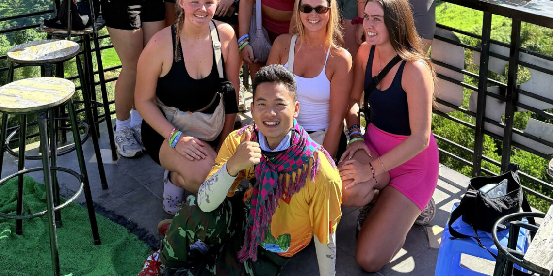 Chàng trai H'Mông đổi đời nhờ chở khách Tây đi du lịch unnamed 1762952601 1762952924 3694 1762952980.jpg