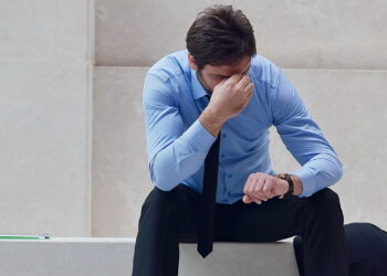 Gánh nặng tâm lý khi mắc bệnh lý liên quan HPV vecteezy frustrated young busi 6414 1249 1753846064.jpg