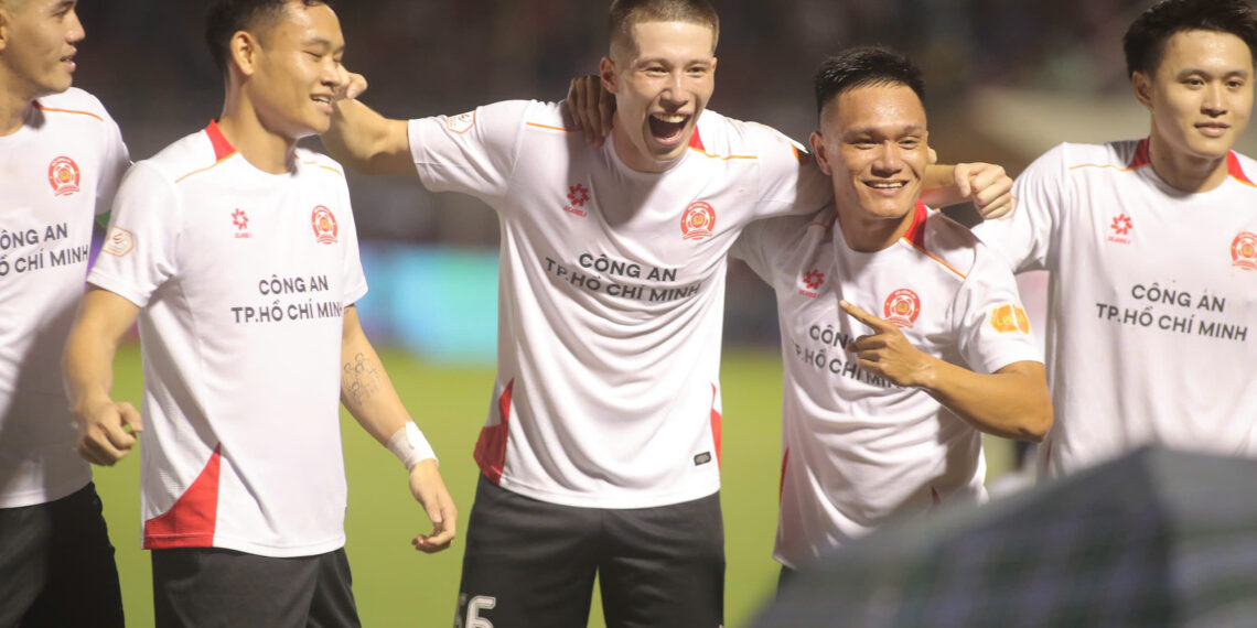 Cầu thủ Việt kiều được Harry Kane khuyên nên về Việt Nam chơi bóng williams lee 1411052340.jpg