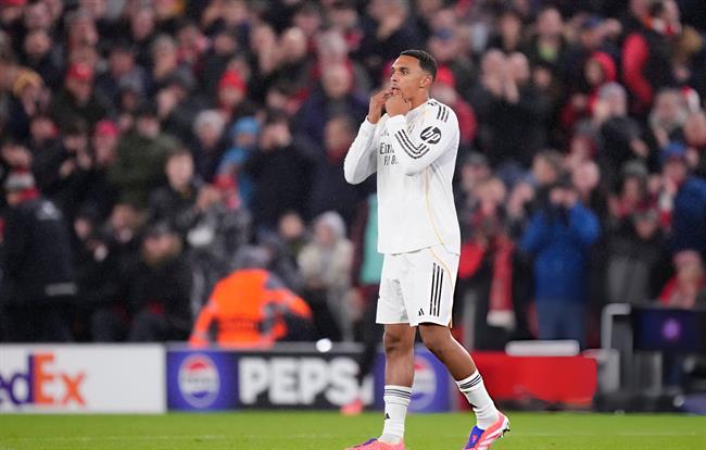 xabi alonso cap nhat kha nang ra san cua alexander arnold.jpg