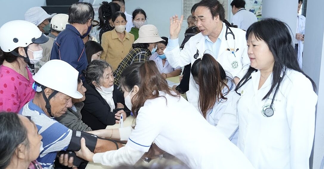 Bác sĩ Bạch Mai hỗ trợ y tế 1.300 người dân vùng lũ 1 1764473419 1764473496 9356 1764473545.jpg