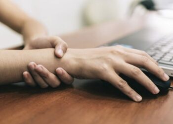 Cầm đồ dễ rơi cảnh báo hội chứng ống cổ tay 1 1764474251 2199 1764474269.jpg