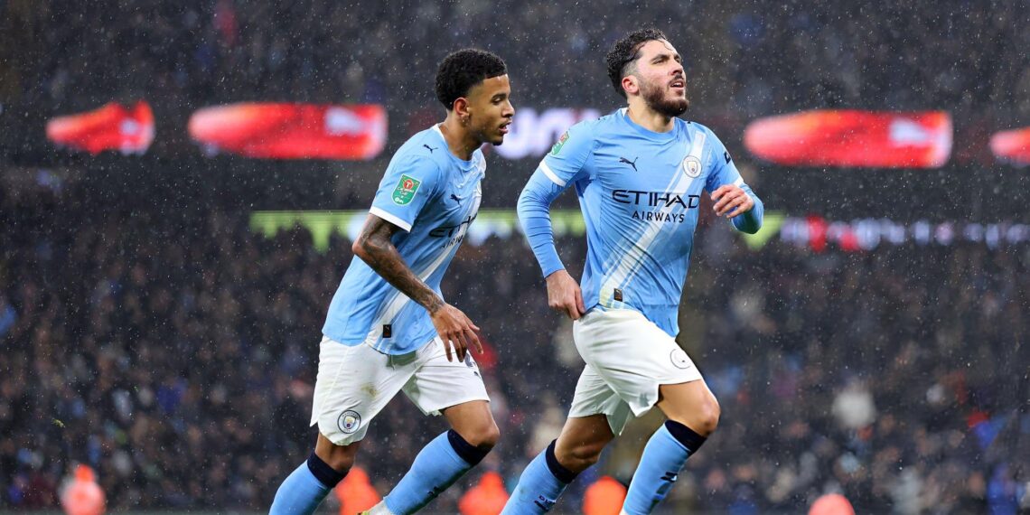 1766127390 pep nhac nho hai cau thu man city sau tran thang brentford.jpg