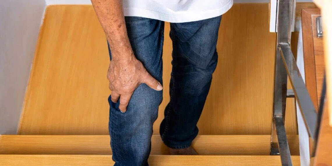 2 dau hieu khi di bo canh bao nguy co suy than 1529.jpg