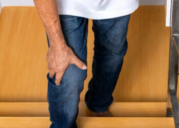 2 dau hieu khi di bo canh bao nguy co suy than 1529.jpg